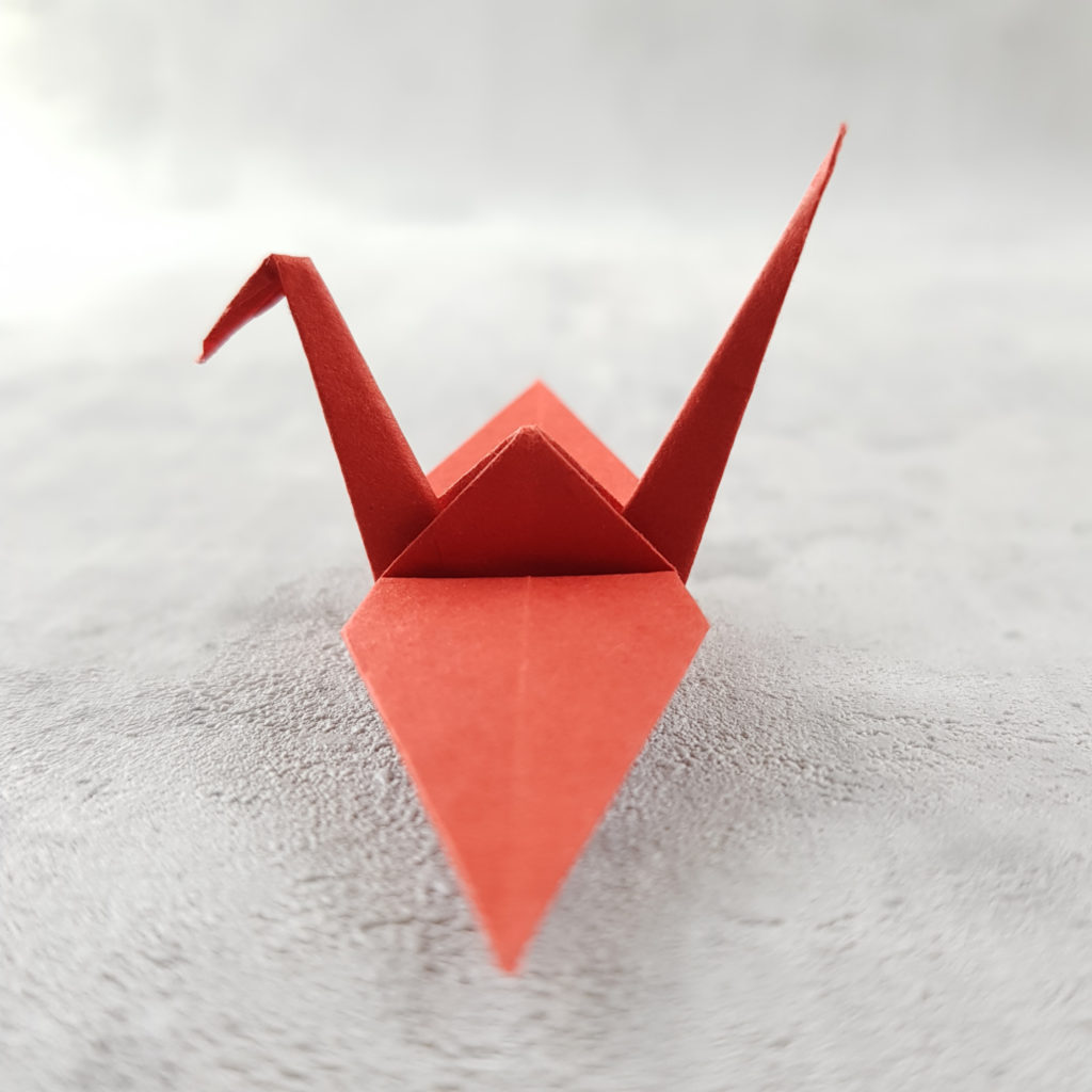 Origami Kranich Handschrift Kopf und Schwanz eng