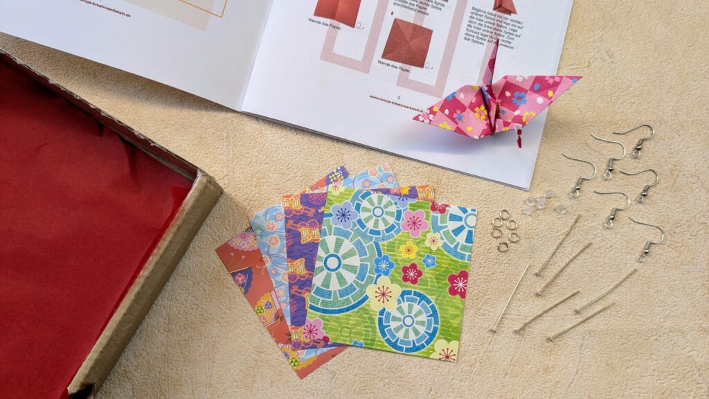 Die Origami Bastelbox Ohrringe enthält: Origami Papier, Schmuckzubehör und zwei Anleitungen.