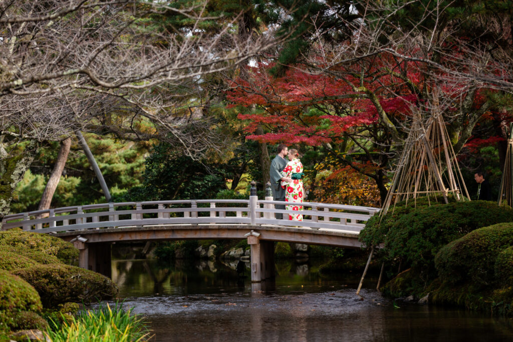 Der schönste Ort für einen Heiratsantrag in Japan: Mein Verlobter und ich stehen auf einer Brücke im japanischem Garten in Kanazawa und umarmen uns. Wir beide tragen einen Kimono.