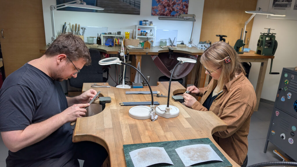 Mein Mann und ich schmieden gerade unsere Ringe selbst.