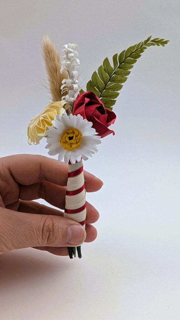 Ansteckblume des Bräutigams mit Papierblumen