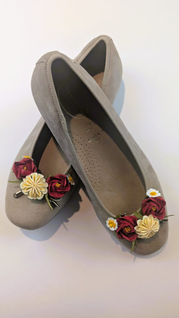 Brautschuhe mit Papierblumen