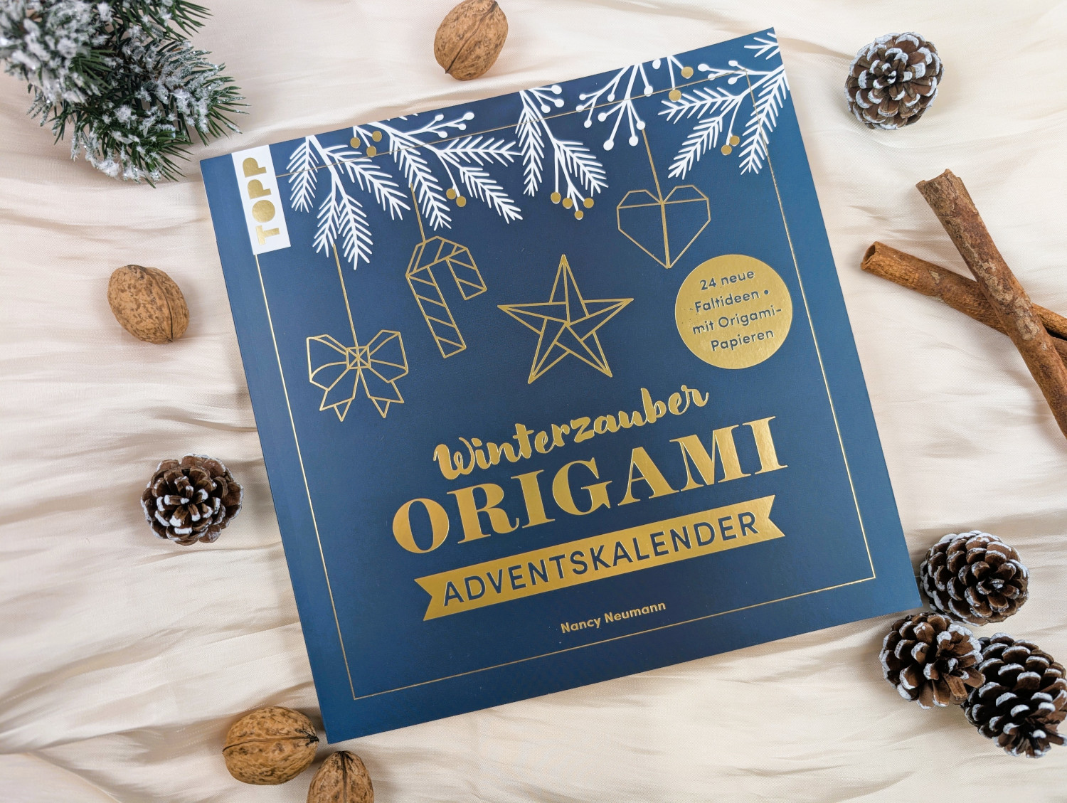 Das Buch "Winterzauber Origami Adventskalender"