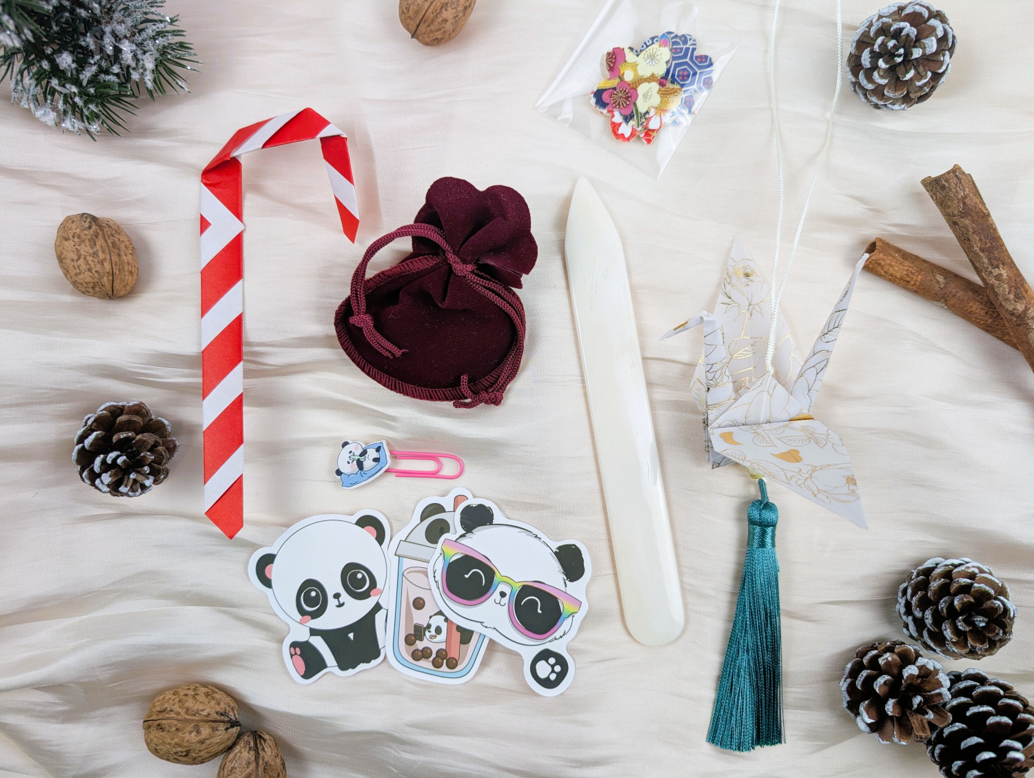 Papierkranichanhänger mit Troddel, Falzbein, Washi-Sticker, Panda-Sticker, Panda-Büroklammer und einer kleinen Überraschung