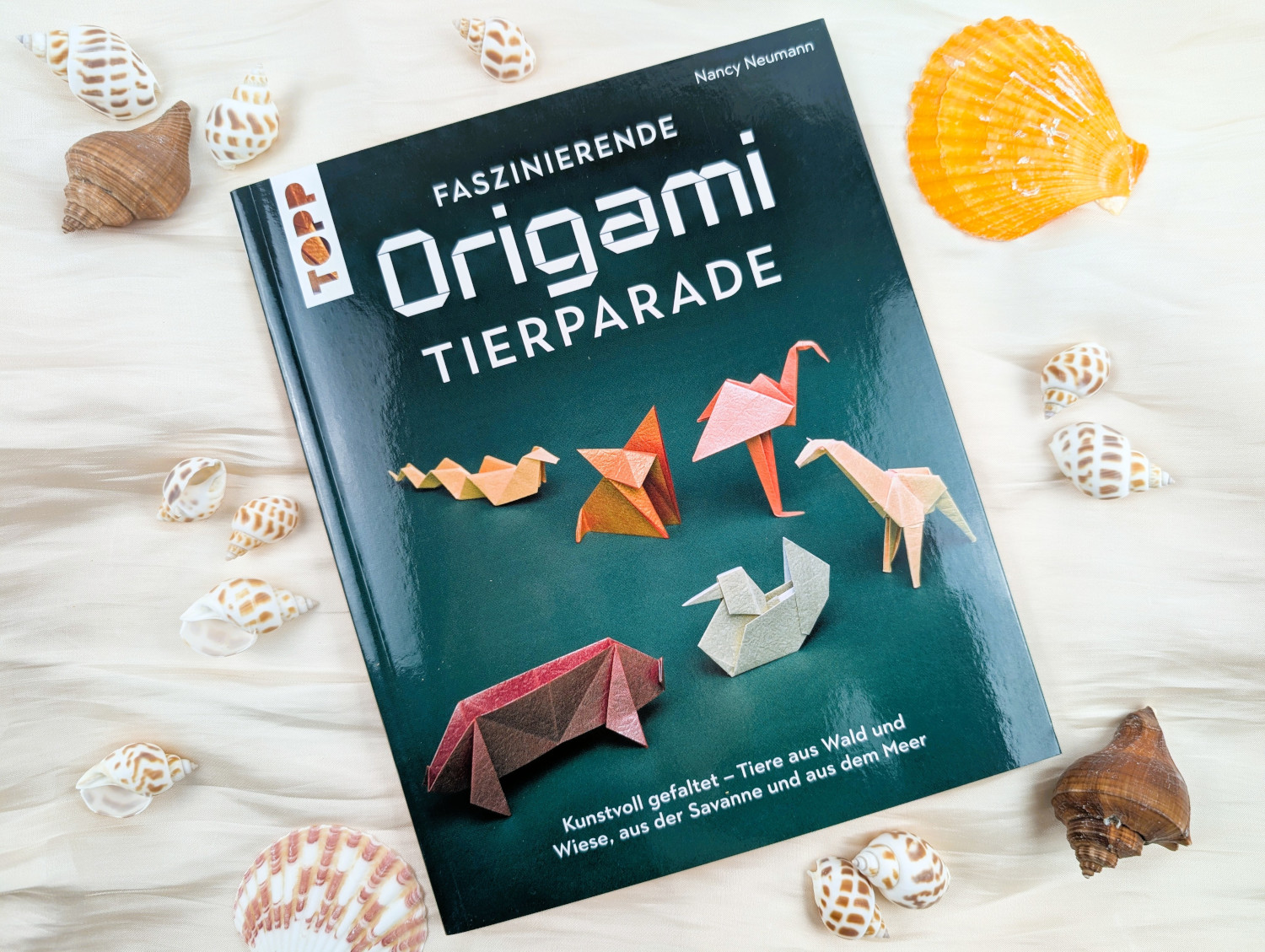 Das Buch "Faszinierende Origami Tierparade"