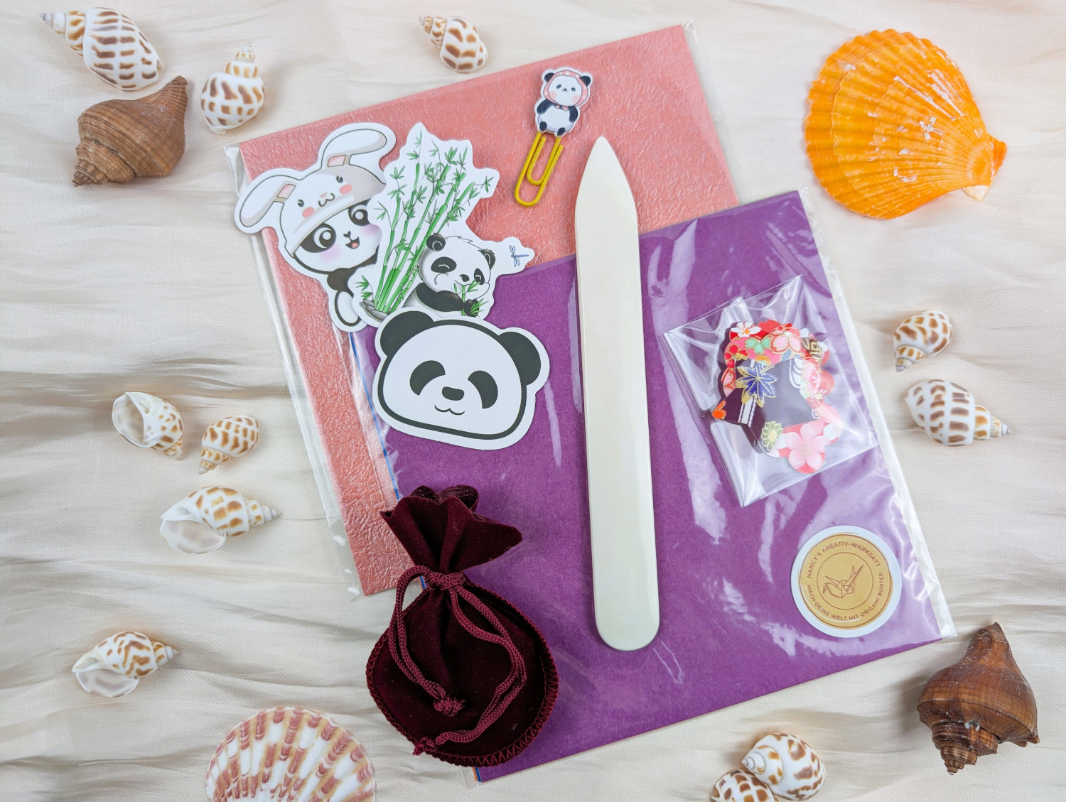 Schimmerndes Origami Papier, Falzbein, Washi-Sticker, Panda-Sticker, Panda-Büroklammer und einer kleinen Überraschung