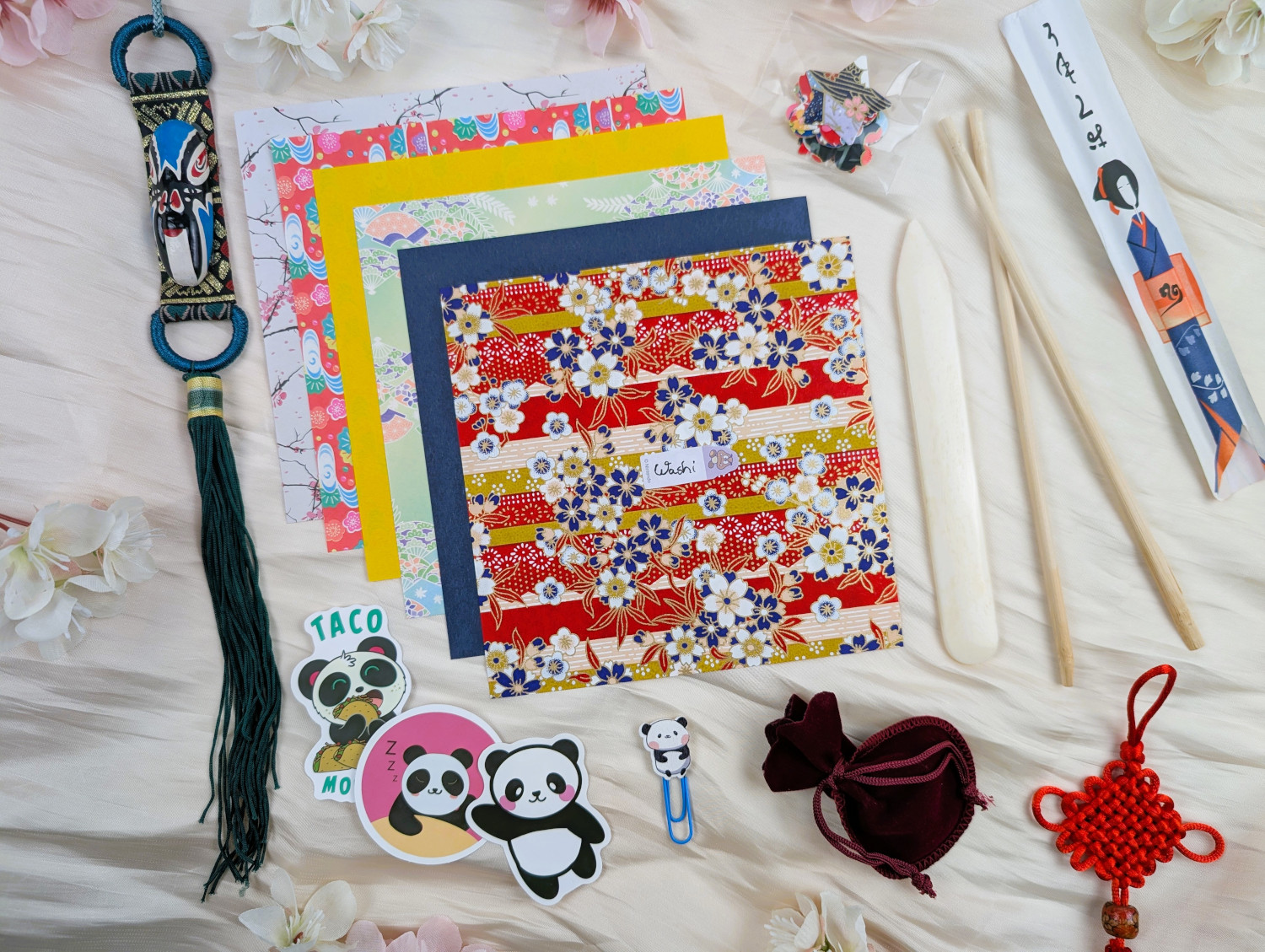 Japanisches Origami Papier, Falzbein, Washi-Sticker, Panda-Sticker, Panda-Büroklammer und einer kleinen Überraschung